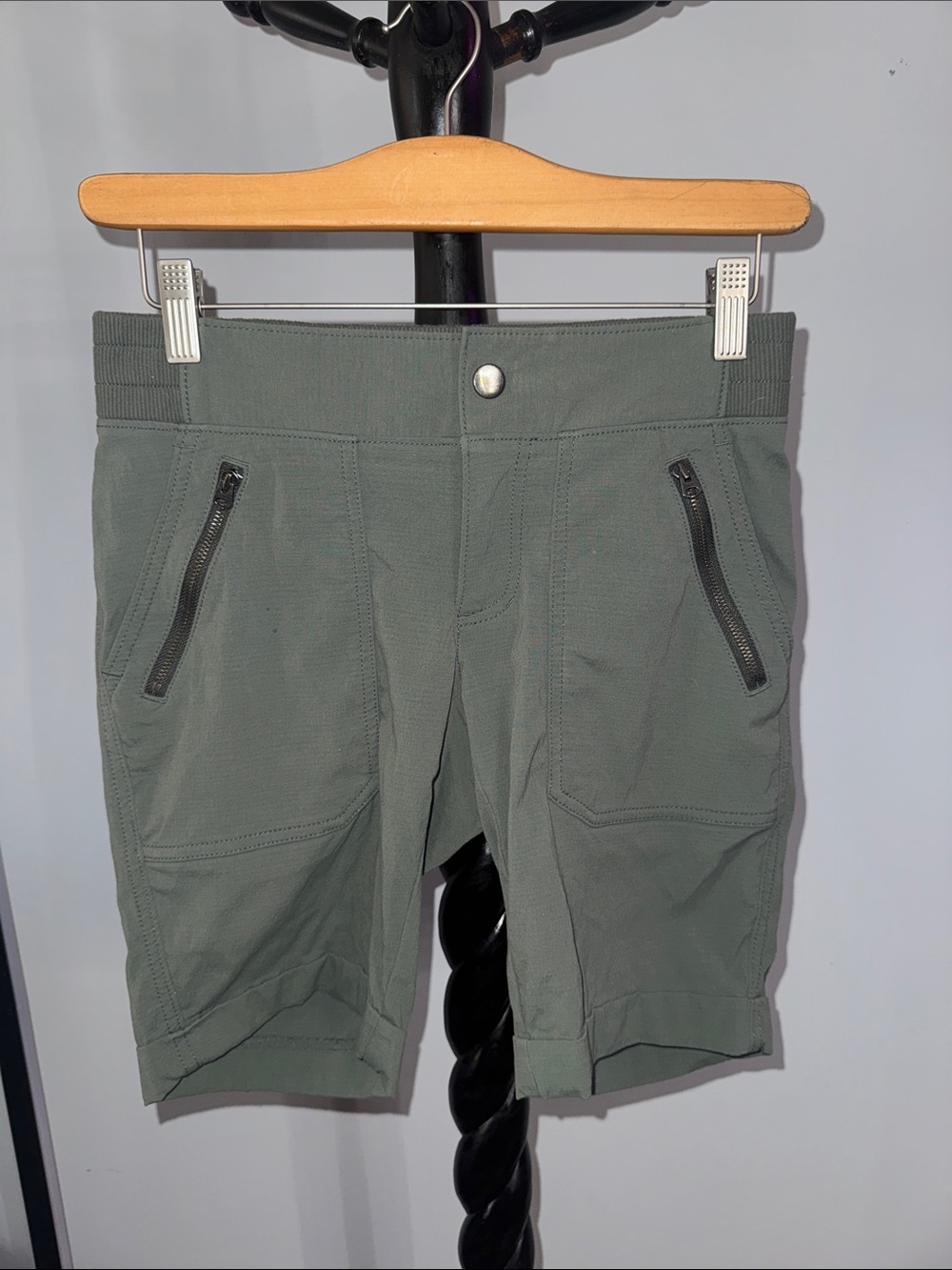 Athleta Olive Green Zip-Pocket Active Bermudas 18.2.B1